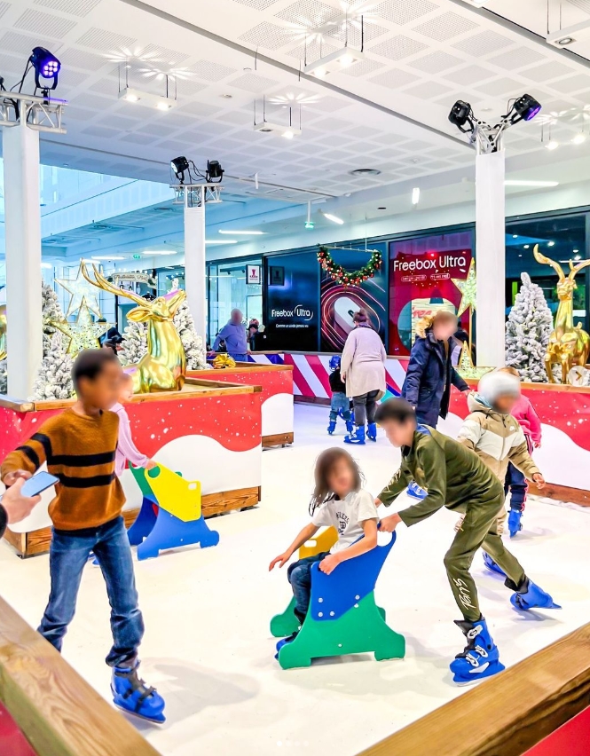 Enfants sur la piste avec un décor rouge et blanc